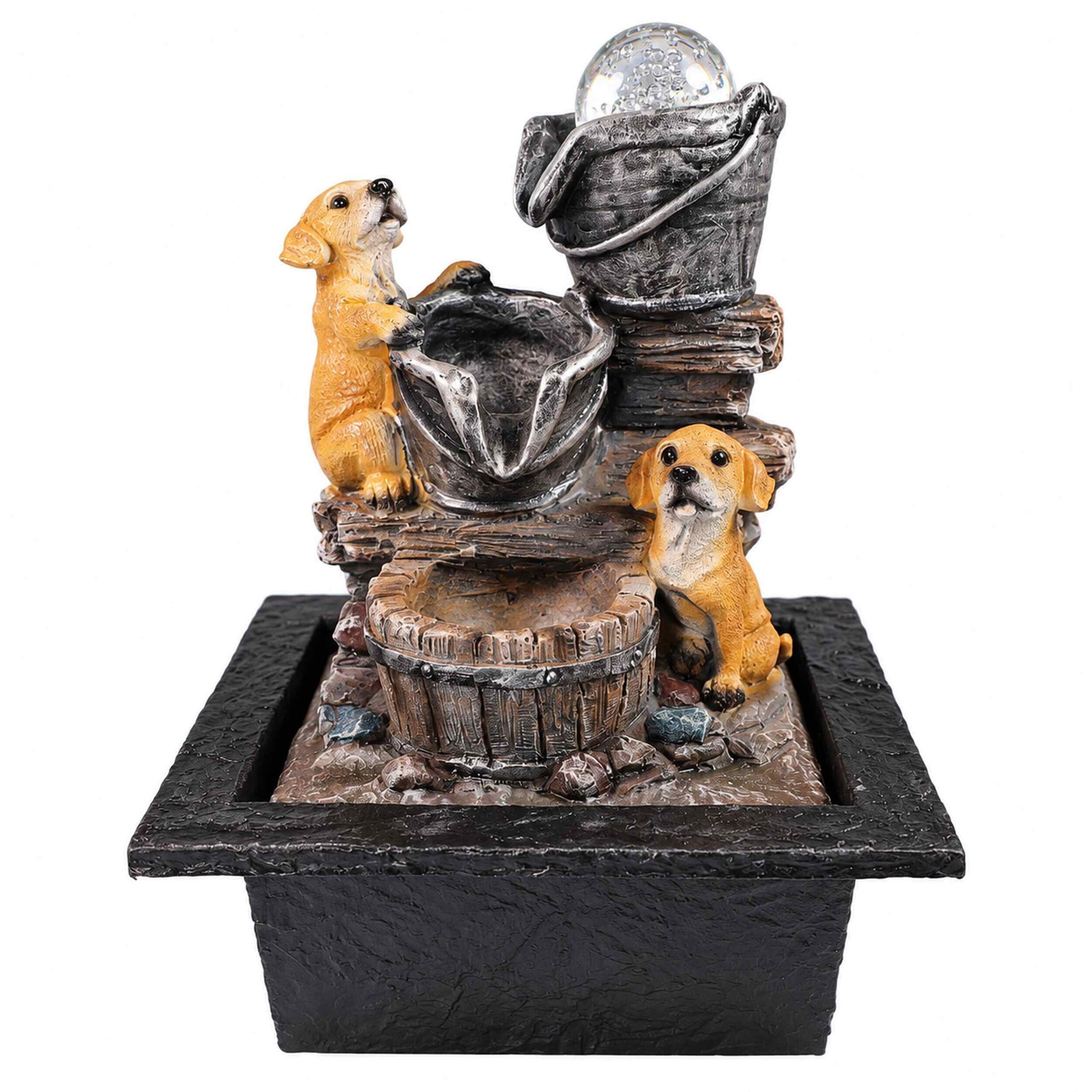 Zimmerbrunnen mit zwei Hunden, LED-beleuchteter Glaskugel und rotierender Kugel auf Holzeimer- und Fass-Optik, 28 cm hoch