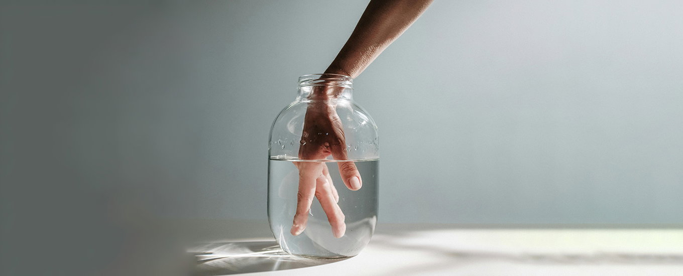 hand im wasserglas