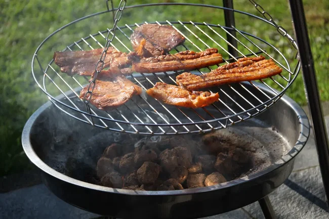 schwenkgrill-was-ist-das schwenkgrill mit geröstetem speck