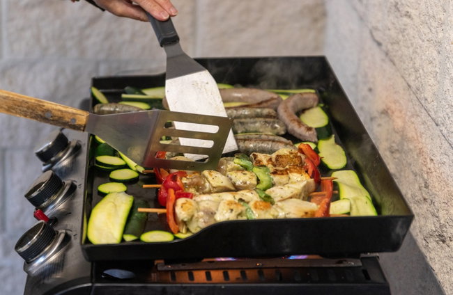 grillen gemüse und fleischspiesse auf der planche
