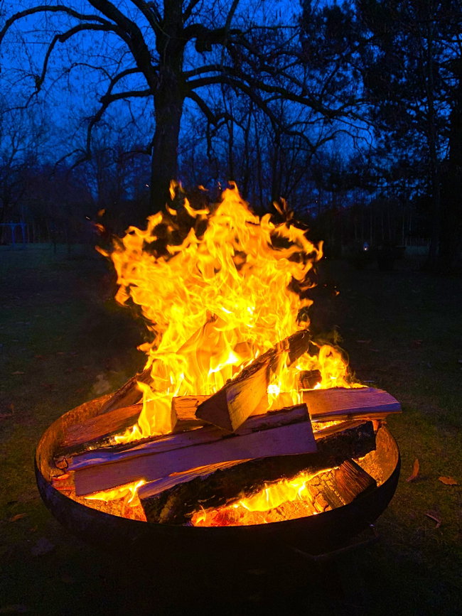 feuerschale bei nacht
