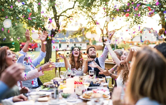 gartenparty mit vielen gästen und essen am tisch