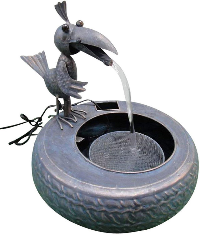 Metallbrunnen mit Vogel, Brunnen Metall, Wasserspeiher Metallbrunnen mit Vogel, Brunnen Metall, Wasserspeiher