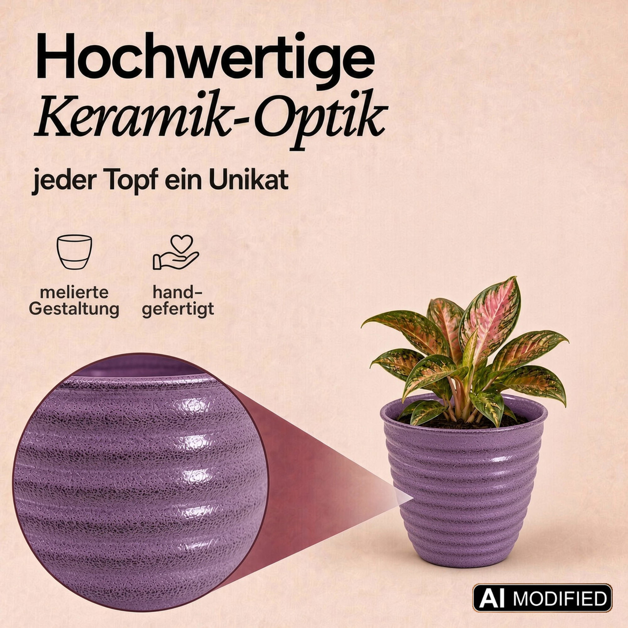 Lila gerippter Pflanztopf in Keramik-Optik mit melierter Oberfläche, mit eingesetzter Pflanze abgebildet