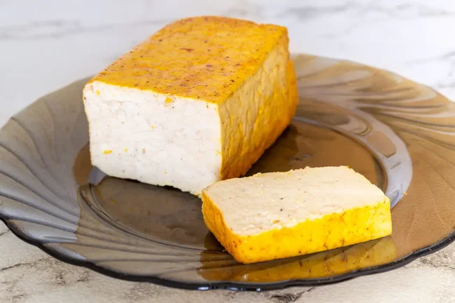 reraeucherter-tofu geräuchertet tofu auf einem glasteller