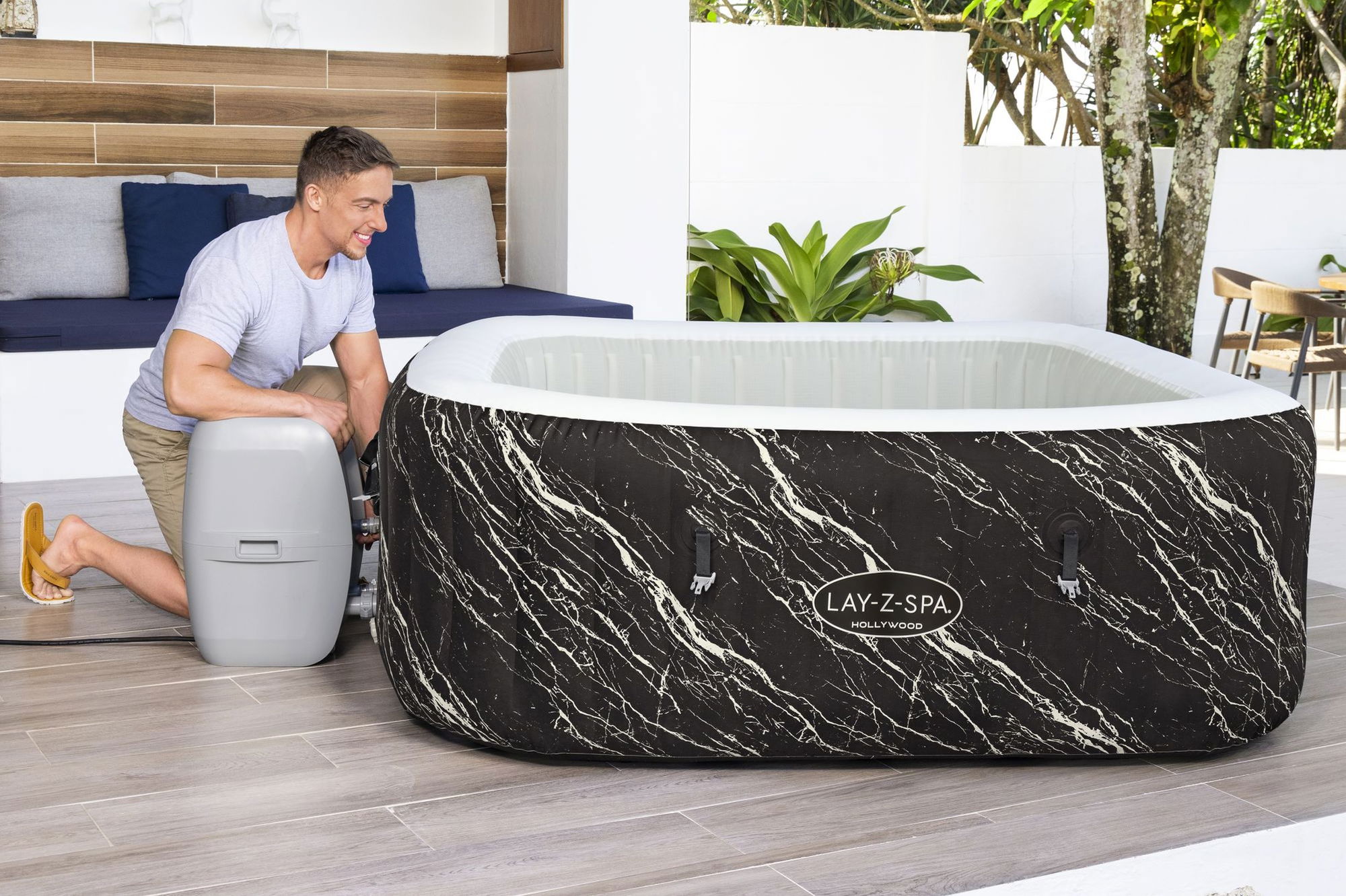 Bestway LAY-Z-SPA Hollywood AirJet LED-Whirlpool für 6 Personen