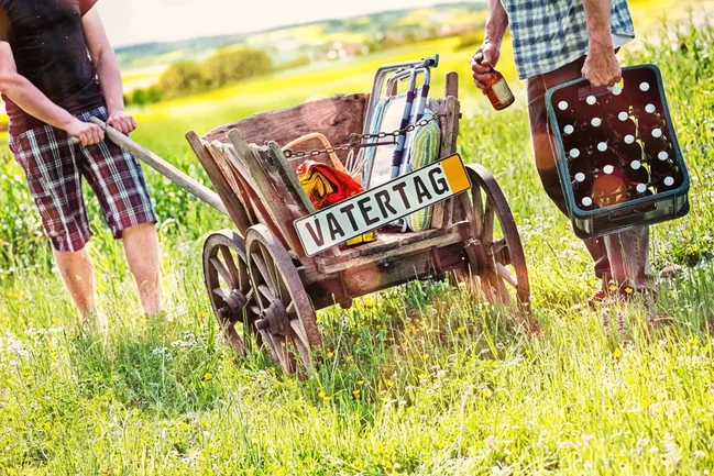 bollerwagen-shopping väter beim vatertag mit bollerwagen und bier