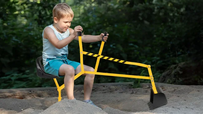 junge baggert mit sandbagger