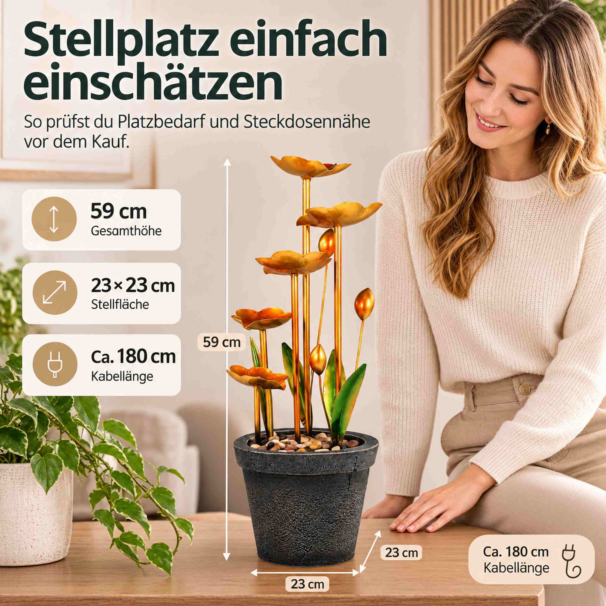 Goldener Zimmerbrunnen mit fünf gestaffelten Blütenebenen und vier LEDs, 59 cm hoch, auf einem Tisch neben einer Frau sitzend, mit Maßangaben zu Höhe, Stellfläche und Kabellänge.