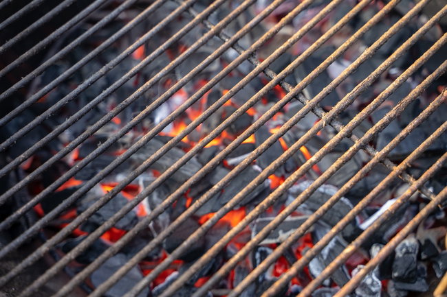 grillrost mit glut darunter