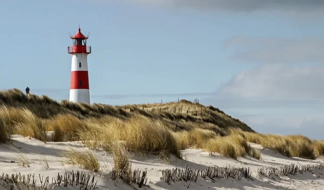 leuchtturm-1 leuchtturm an dünen in dänemark