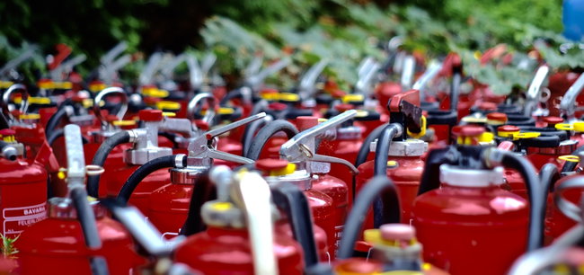 viele feuerlöscher