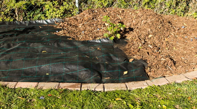 unkrautvlies im garten auslegen