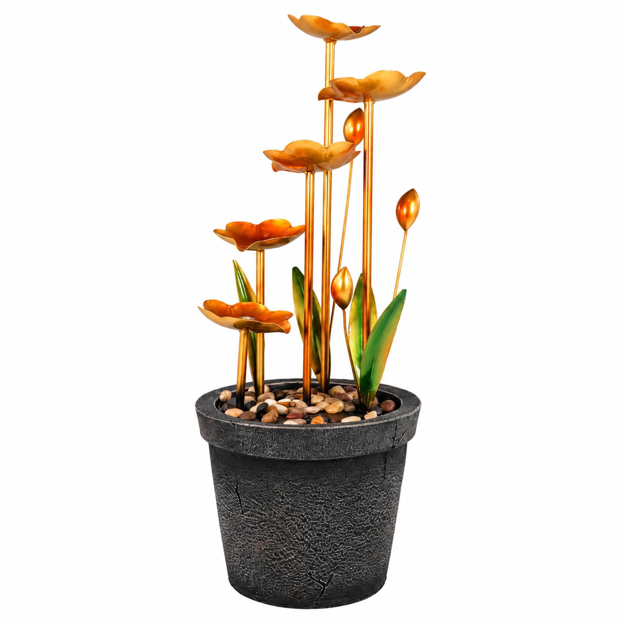 Goldener Zimmerbrunnen in Form einer Metallblume mit fünf Blütenebenen, grünen Blättern und Kieselsteinen in einem dunklen Blumentopf