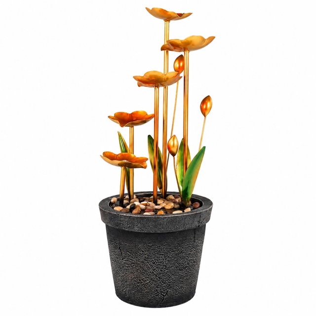 Zimmerbrunnen Metall gold mit 5 Blütenebenen, 59 cm Goldener Zimmerbrunnen in Form einer Metallblume mit fünf Blütenebenen, grünen Blättern und Kieselsteinen in einem dunklen Blumentopf