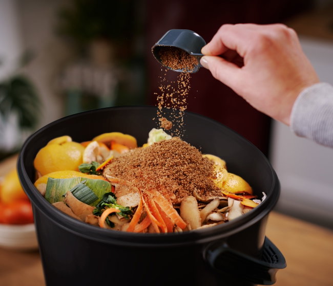 Bokashi-Vorbereitung gefüllter bokashi wird mit ferment befüllt