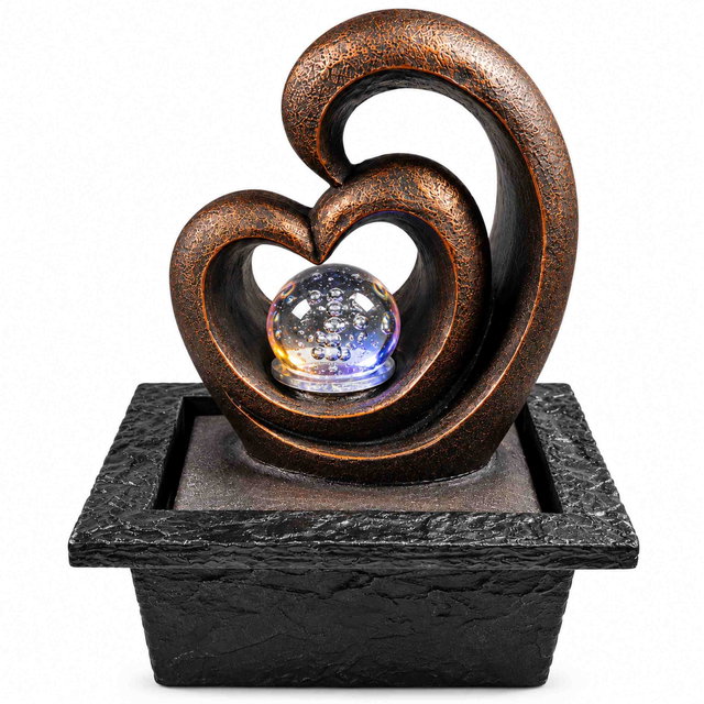 Zimmerbrunnen Herzform mit LED-Glaskugel in Antik-Kupfer Zimmerbrunnen in Herzform aus antik-kupferfarbenem Material mit beleuchteter Glaskugel auf schwarzem Sockel