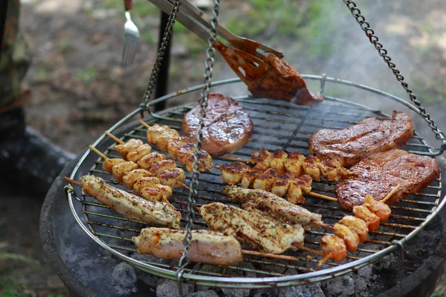 grillrost mit spiessen
