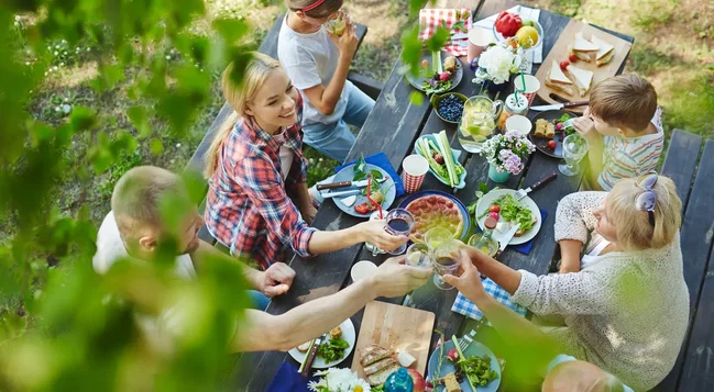 bollerwagen-faltbar großfamilie im garten beim essen