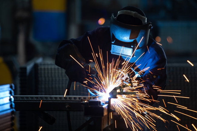 schweißer bei der arbeit mit maske