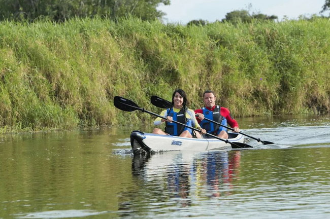 kajak-razorlite zwei kajakfahrer auf einem fluss