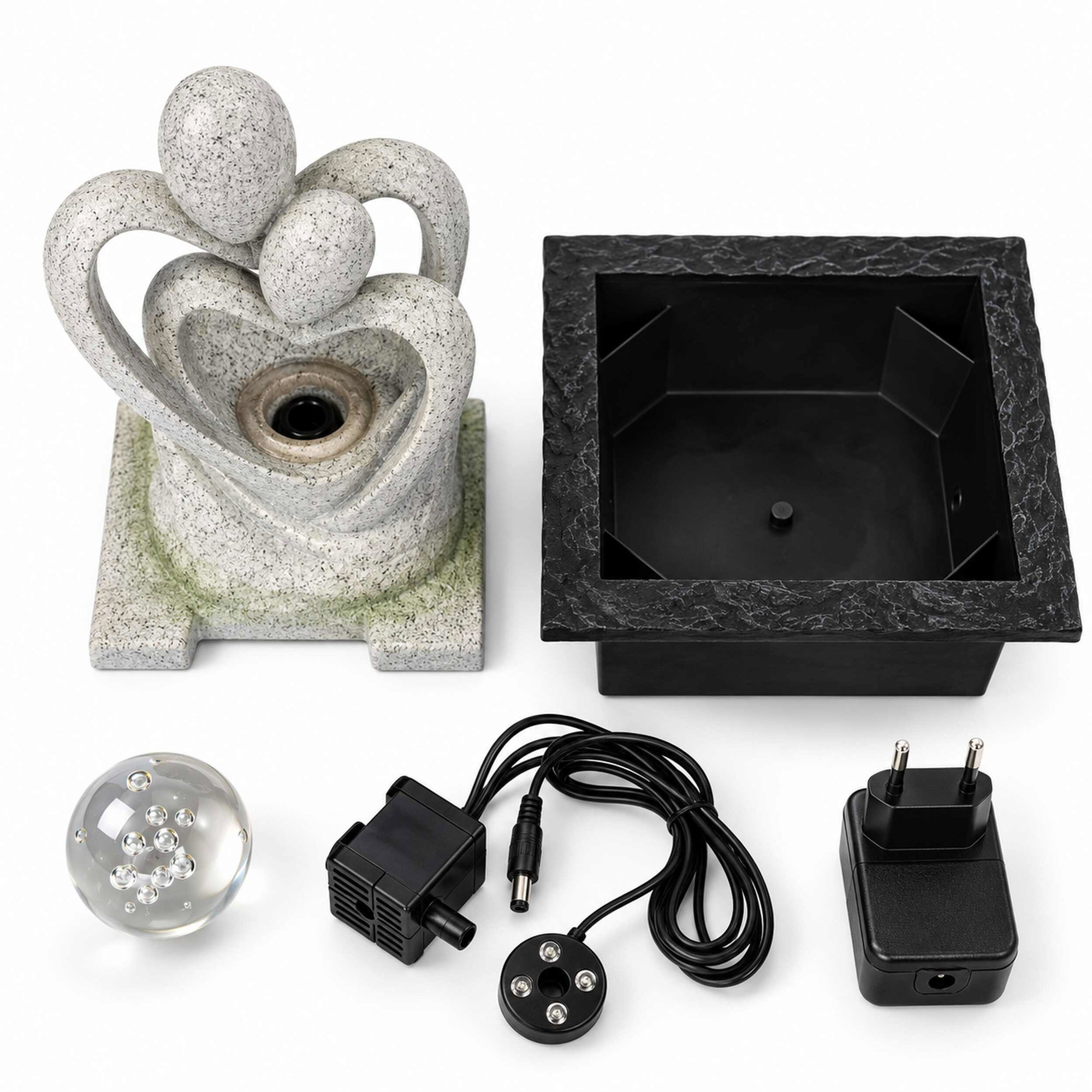 Zimmerbrunnen-Bausatz mit Paar in Granitoptik, eckigem schwarzem Becken, Glaskugel mit LED, Pumpe und Netzteil auf weißem Hintergrund