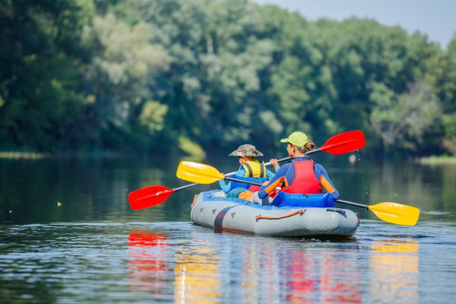 zwei kajakfahrer auf einem breiten fluss