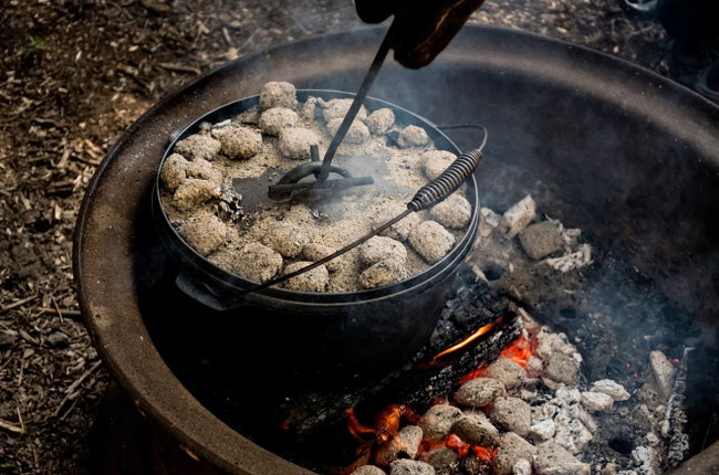 dutchoven belegt mit grillkohle