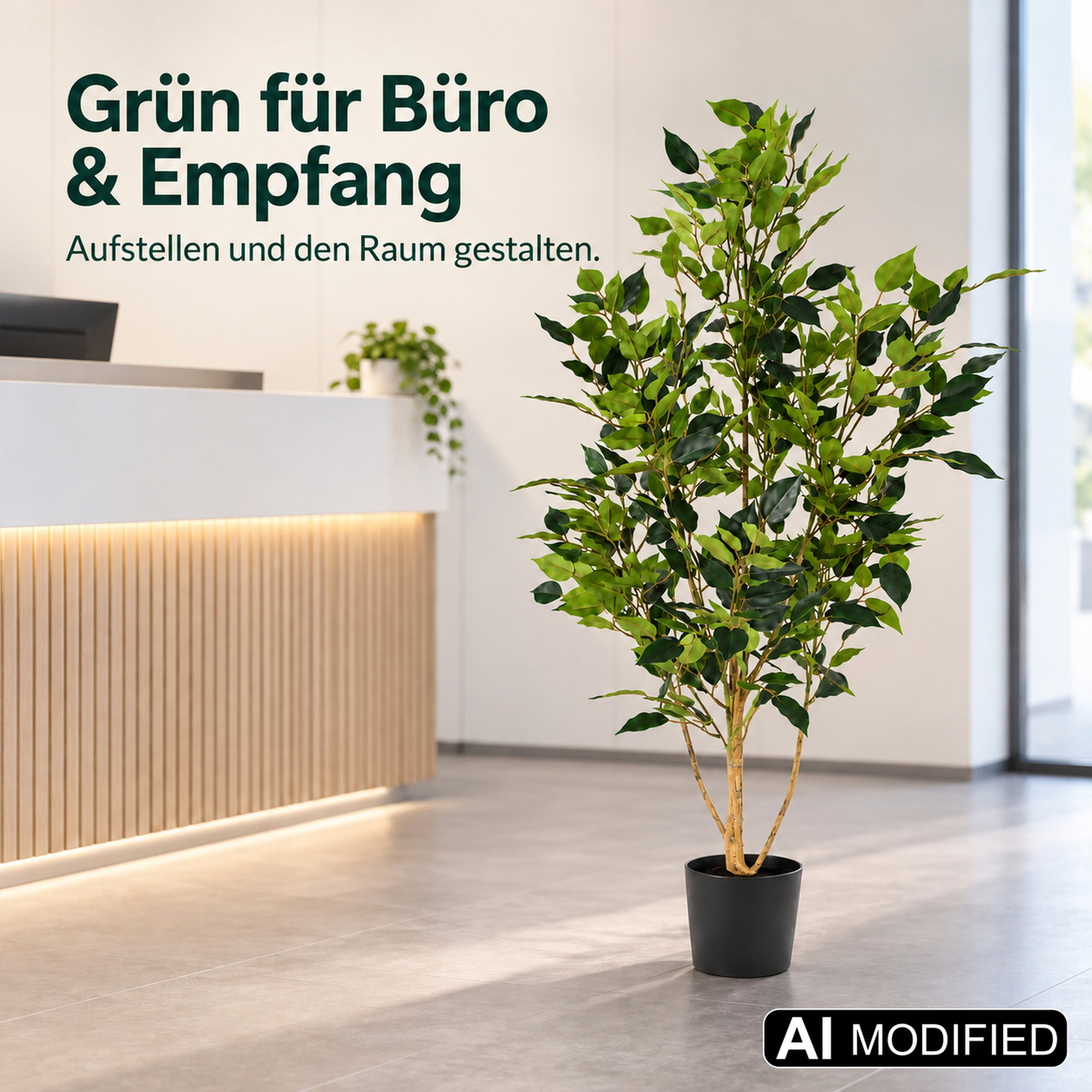 Künstlicher Ficus Benjamini mit grünen Blättern in schwarzem Topf vor hellem Empfangstresen