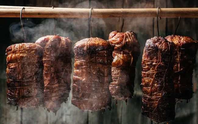 fleisch-raeuchern geräuchertes fleische hängt im rauch