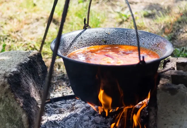 kesselgulasch kesselgulasch am dreibein über offenem feuer