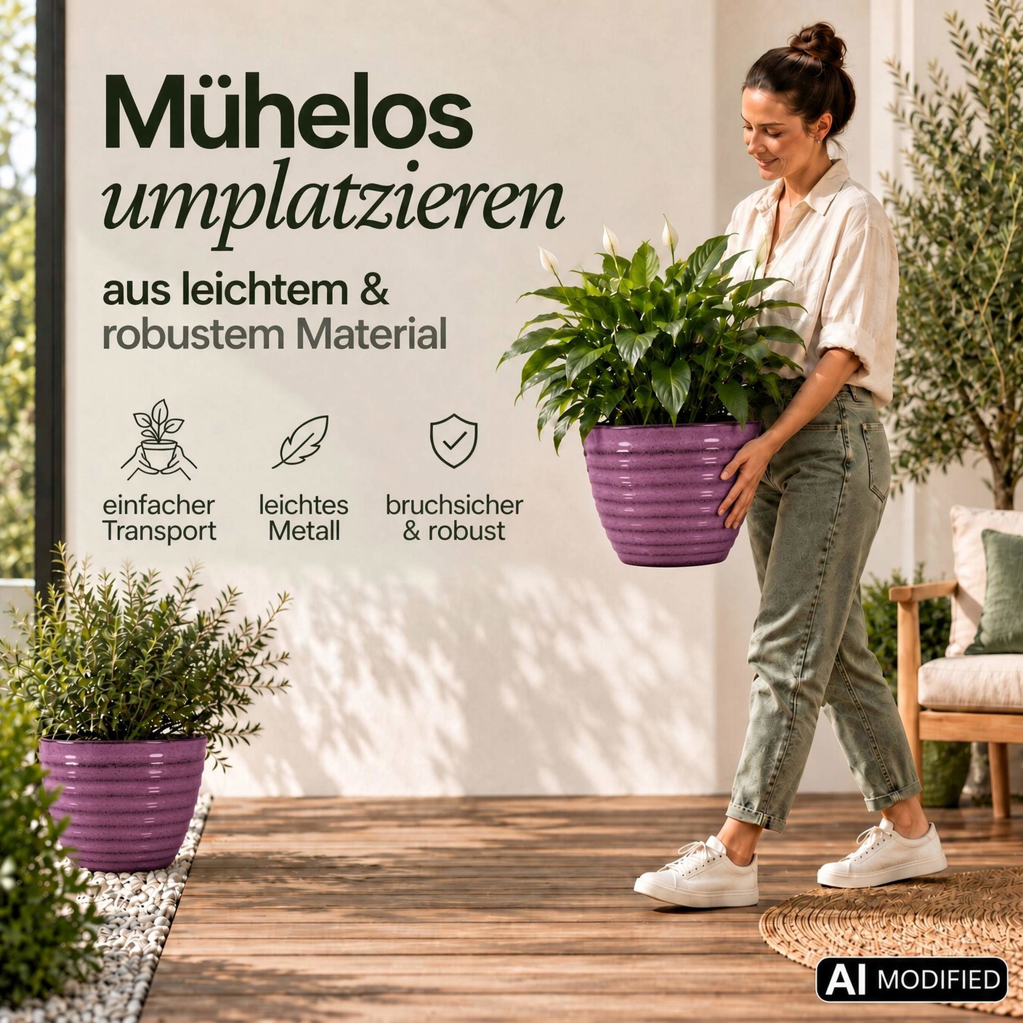 Lila gerippter Pflanztopf in Keramik-Optik XL Lila gerippter Pflanztopf in Keramik-Optik, getragen von einer Frau mit grüner Zimmerpflanze